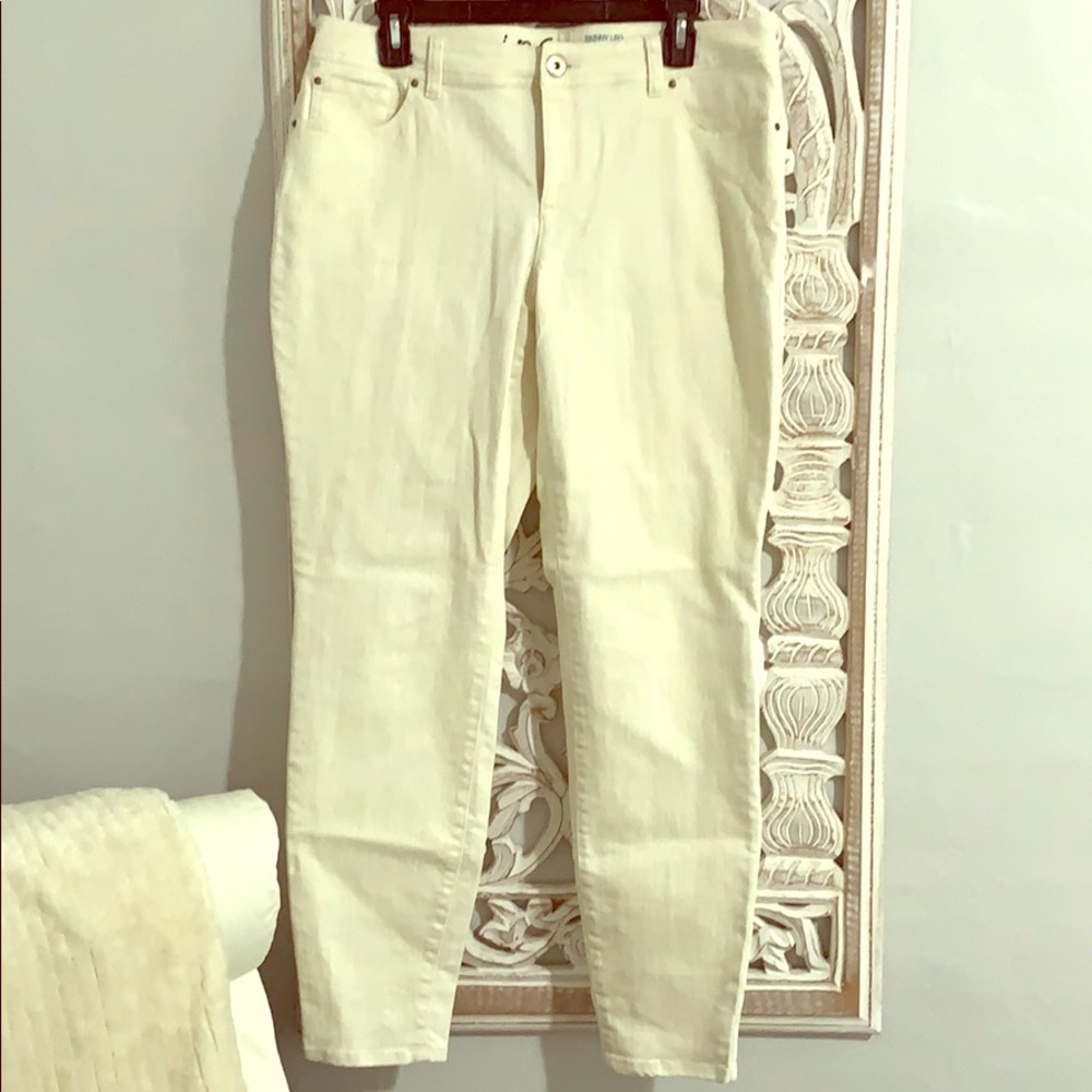 🛒3/$30 Cream Curvy Fit Jeans